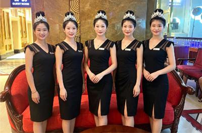 华纳万宝路公司客服酒红礼宾团队在前台操作系统、配合酒店接待